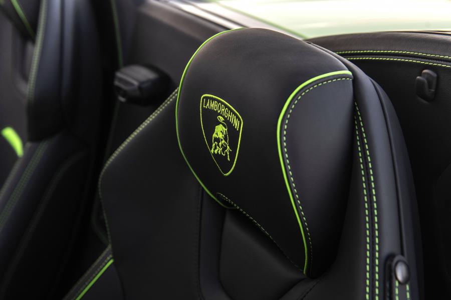 Детали интерьера Lamborghini Huracan EVO Spyder (LB724) 2019 года  (NA) (фото 4 из 8)